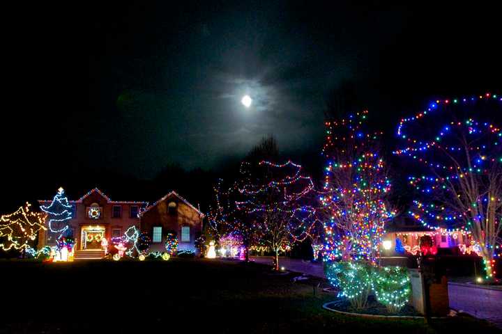 Dazzling Displays A Tradition & Labor Of Love For Dutchess Residents