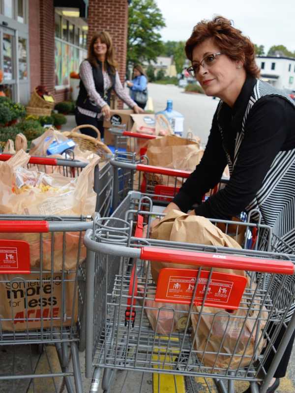 Realtors Collect Cartloads Of Food At Allendale ACME