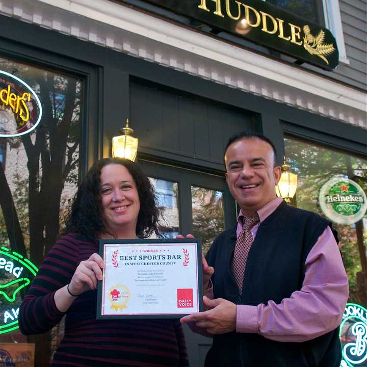 The Huddle owner Anne Busto (L) accepts DVlicious award from Daily Voice Managing Editor Joe Lombardi. 