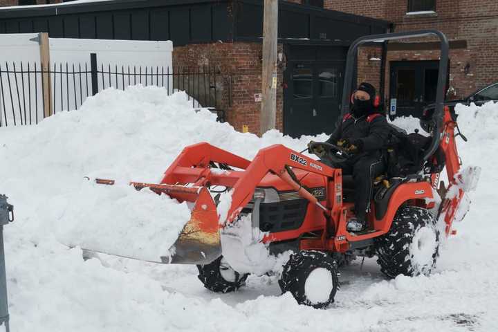 Chill, Snow, Repeat: Farmers’ Almanac Predicts Dramatic Winter Swings