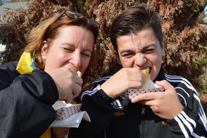 PHOTOS: Hundreds Enjoy Gourmet Hot Dogs At New Milford Farm