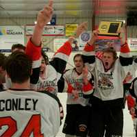 <p>Tigers captains raise the trophy.</p>