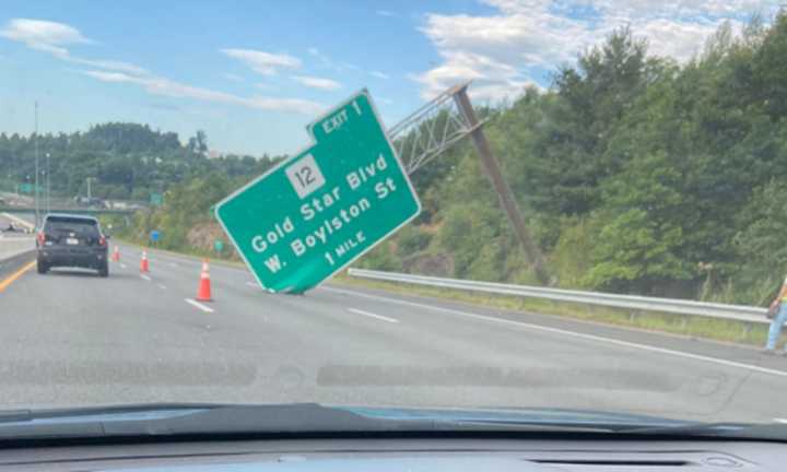 A picture of the fallen sign just before Exit 1 on I-190 Southbound in Worcester