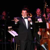 Crooner Brings Holiday Concert To Paramount Stage For City's Fourth Of July