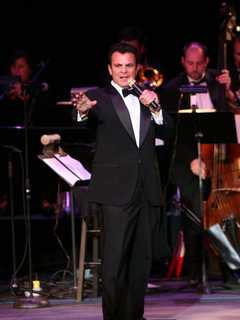 Crooner Brings Holiday Concert To Paramount Stage For City's Fourth Of July