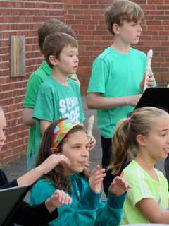 Royle Elementary Students In Darien Celebrate Earth Day With Performance