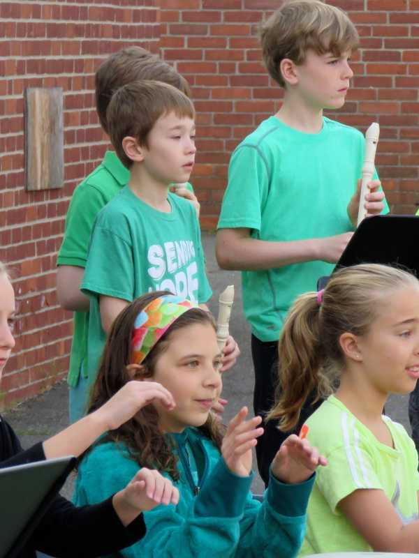 Royle Elementary Students In Darien Celebrate Earth Day With Performance