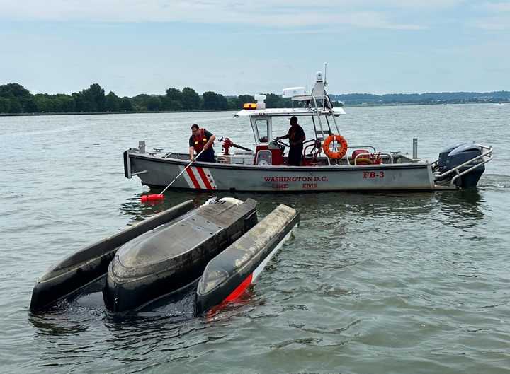 Eight Rescued After Boat Overturns In Potomac River | Loudoun Daily Voice