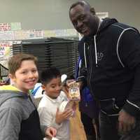 <p>Leonard Marshall meets with children during the week leading up to Super Bowl 50.</p>