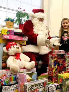 Hawthorne Elementary School Community Gives Back For Holidays