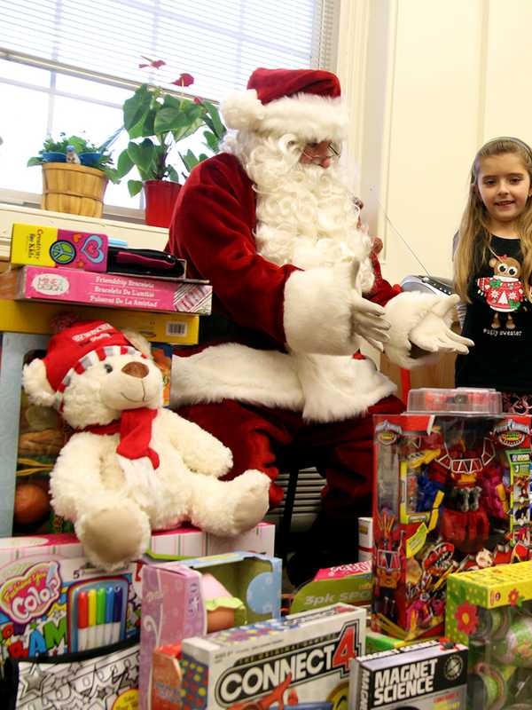 Hawthorne Elementary School Community Gives Back For Holidays
