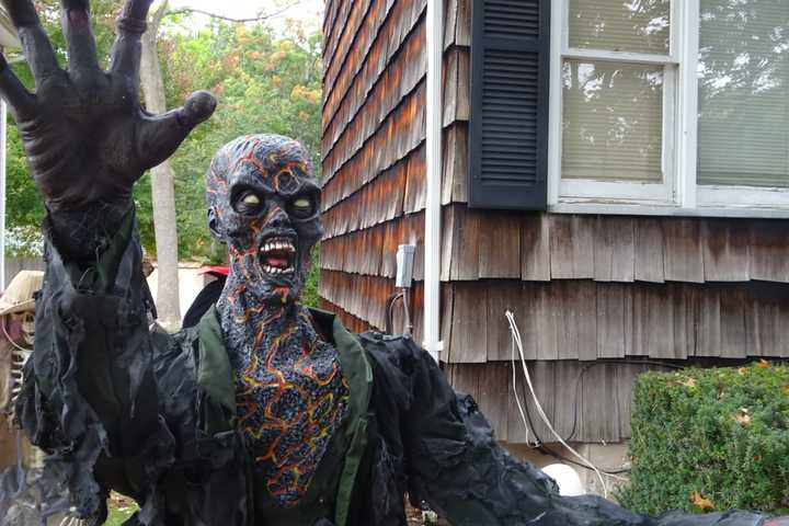 You Can't Handle The Spook! Waldwick House Draws Spectators Year After Year