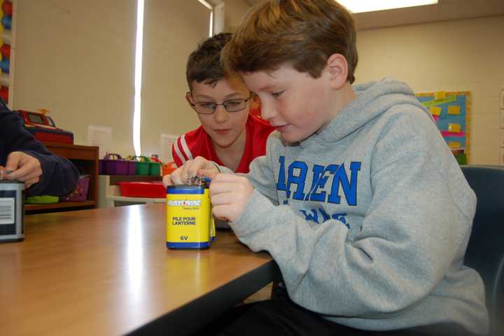 Holmes Students Build Circuits In Edison's Workshop