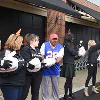 Ex-Giants To Help Stop & Shop Deliver Thanksgiving Turkeys To Food Bank of Hudson Valley