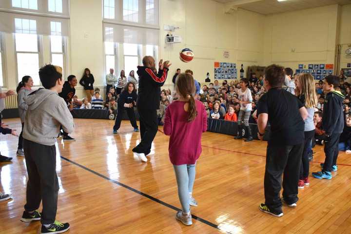 F.E. Bellows Elementary School students interacted with Arnold “A-
Train” Bernard, an accomplished trickster and member of the Harlem Wizards.