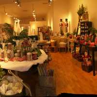 <p>Longtime friends Jennifer Bebon and Suzanne Witte Settineri have opened a pop-up shop in Westport.</p>