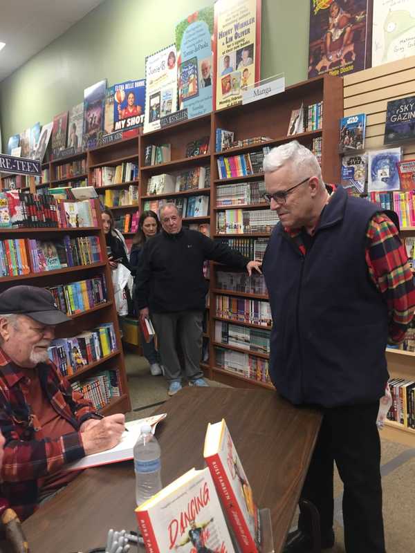 Hollywood Actress Accompanies Famous Dad To Bergen County Bookstore Signing (PHOTOS)