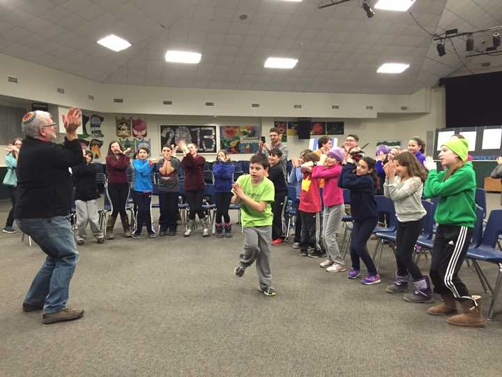 Ira J. Wise, R.J.E., left, temple educator at Congregation B’nai Israel of Bridgeport, leads some of the temple&#x27;s youth.