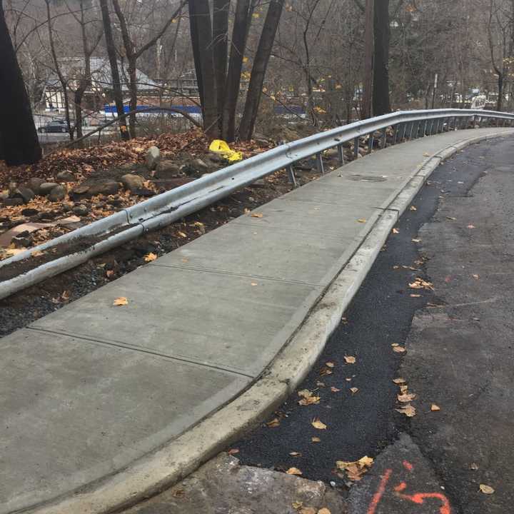 A new sidewalk was installed from East Hartsdale Avenue to the Scarsdale Golf Club/Clubway in Greenburgh