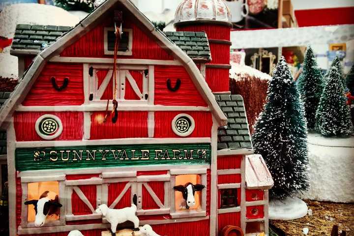 Santa, Mrs. Claus Visit Abma's Farm Greenhouse In Wyckoff