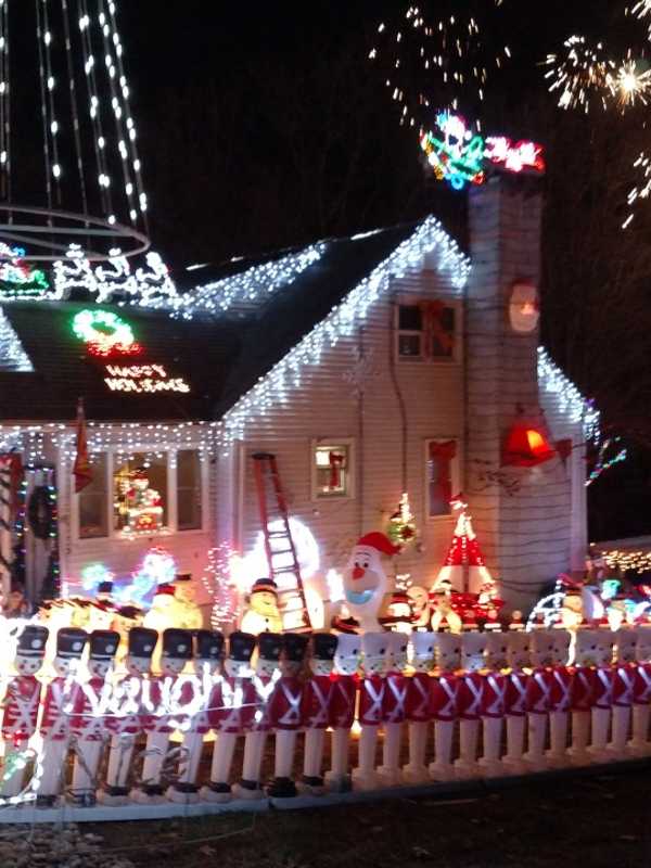 Putnam Valley Home Lights Up The Holidays 