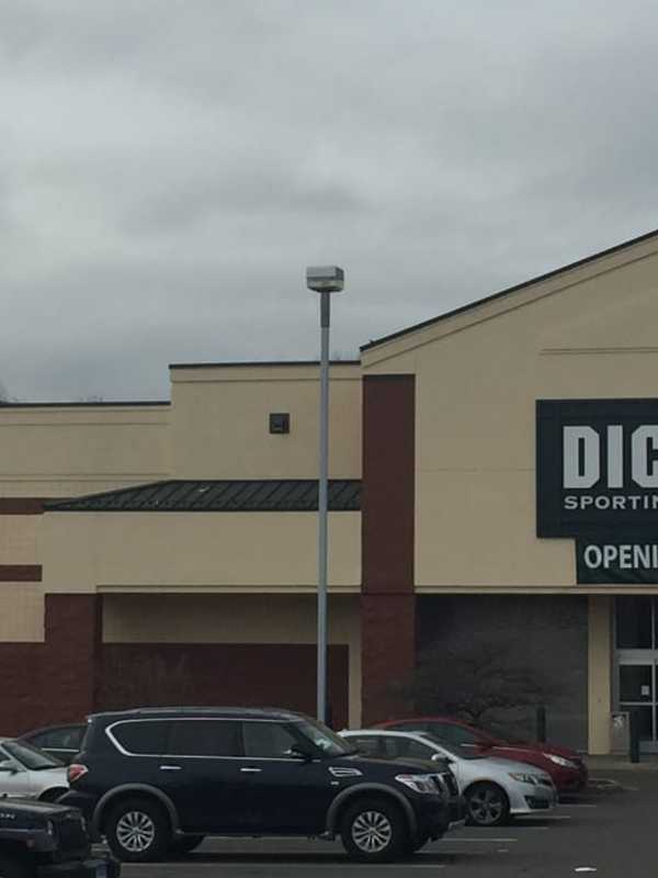 New York Giant To Appear At Dick's Grand Opening Celebration In Norwalk