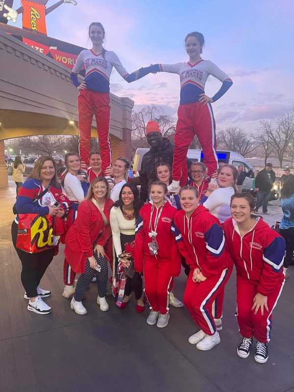 NJ Native Shaquille O'Neal Meets Horde Of Cheerleaders During Hershey Visit