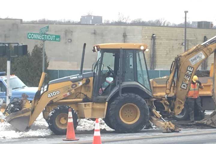 SNEW Repairing Water Main Break On Connecticut Avenue in Norwalk