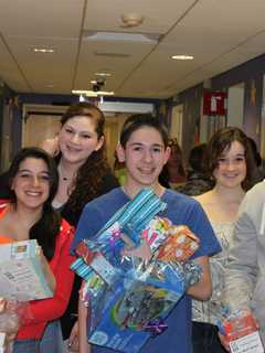 Woodcliff Lake Teens To Deliver Gifts After Chanukah Social 