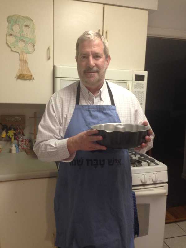 DV Home Cooking: Westchester Rabbi Bakes Up Memories With Mom's Banana Cake