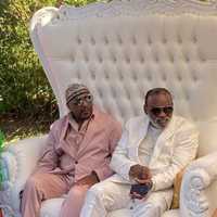 <p>The Isley Brothers get the royal treatment.</p>