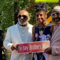 <p>Ernie and Ron Isley with their niece.</p>