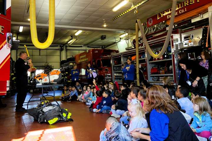 Washington School pupils visited Lyndhurst&#x27;s bravest to say thanks and to learn about fire safety.