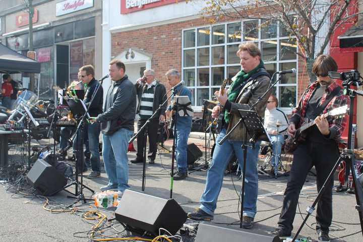 Ridgewood Dads Perform Skits, Music At Village Middle School