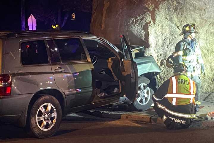 Minivan Slams Into THE Glen Rock