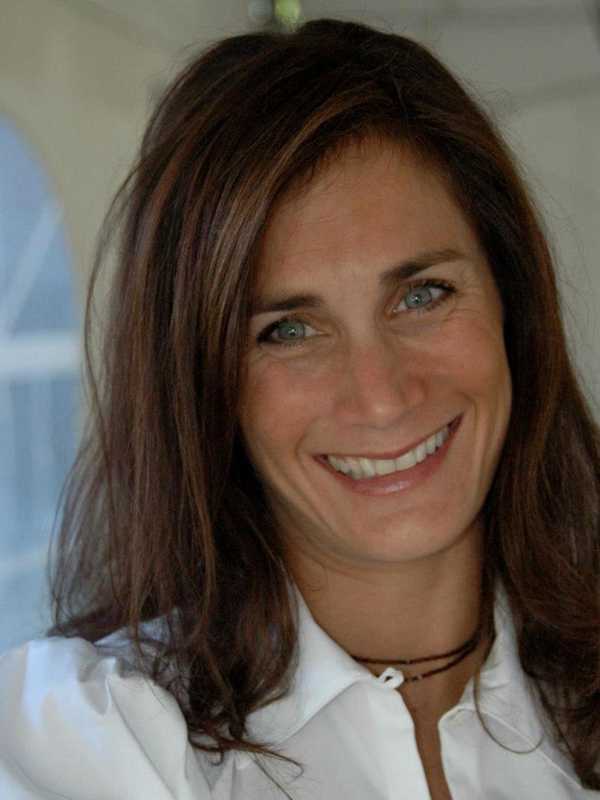 Chappaqua's Scattered Books Hosts Book Signing With Author Julie Burton