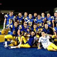 <p>Deniz Akar and the Lyndhurst football team after their final game of the 2014 season</p>