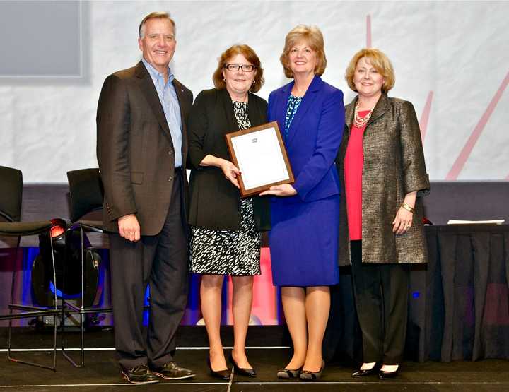 (from left) Gary Reedy, American Cancer Society CEO; Kimberly Bielecki; Scarlott Mueller, American Cancer Society Board of Directors chair; and Susan Henry, Lane Adams Quality of Life Award Workgroup chair.