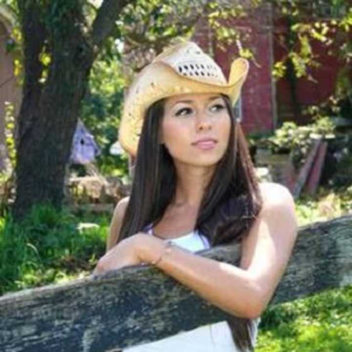 Country singer Jessica Lynn, a Yorktown native, will perform at a &quot;Ladies Night Out&quot; event for mothers and daughters this Friday at the Jefferson Valley Mall.