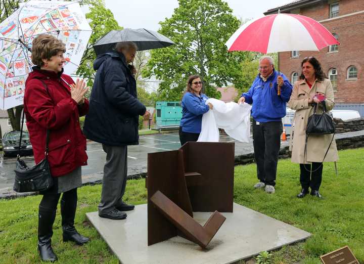 From right, Mamaroneck Arts Council members Solange De Santis and Michael Rosenbaum, Recreation Superintendent Sandy Korkatzis, Mayor Norman Rosenblum, and Councilwoman Jaine Elkind Eney unveil a sculpture from Ernest Shaw’s “Ruin” series.