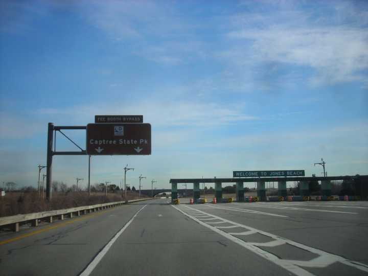 Meadowbrook State Parkway southbound at the toll-barrier for parking access to Jones Beach. Jan. 26, 2008.