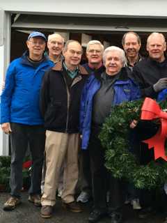 Men's Association Helps Darien Chamber Spruce Up Wreaths