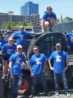 Mill River Employees, Viacom Volunteers Attack Invasive Weeds In Stamford