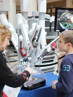 White Plains Shoppers Learn About Robotic Surgery Technology