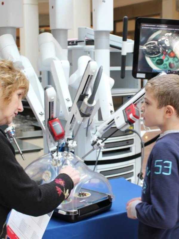 White Plains Shoppers Learn About Robotic Surgery Technology