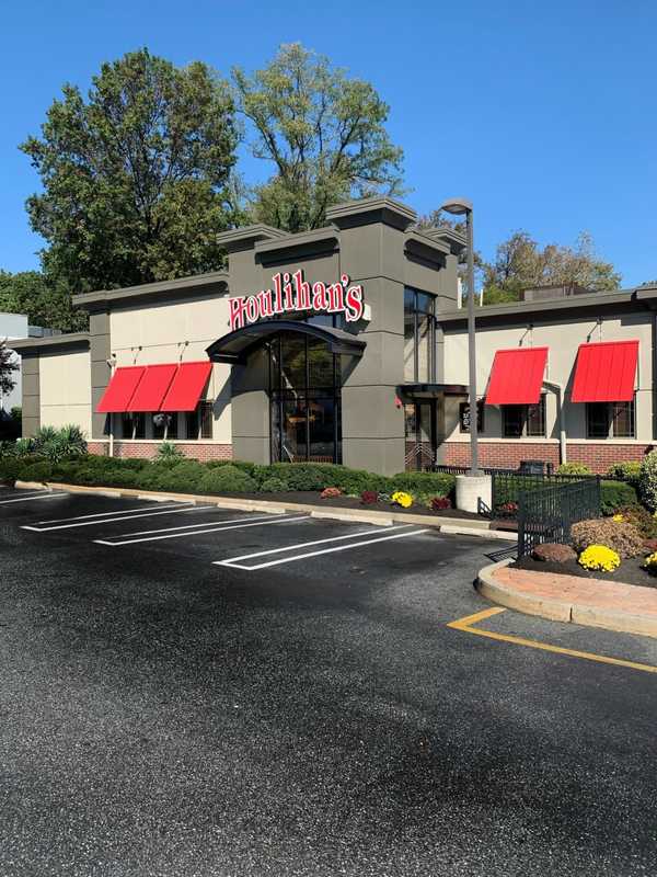 Paramus Houlihan's Facelift Includes New $5 Happy Hour Menu
