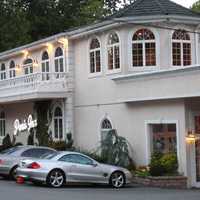 <p>Wayne's Paris Inn closed suddenly.</p>