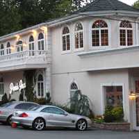 <p>Wayne&#x27;s Paris Inn closed suddenly.</p>