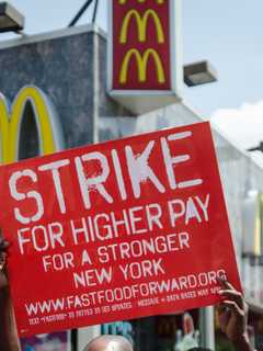 New Yorkers Support Raising Minimum Wage To $15 Per Hour, Poll Finds