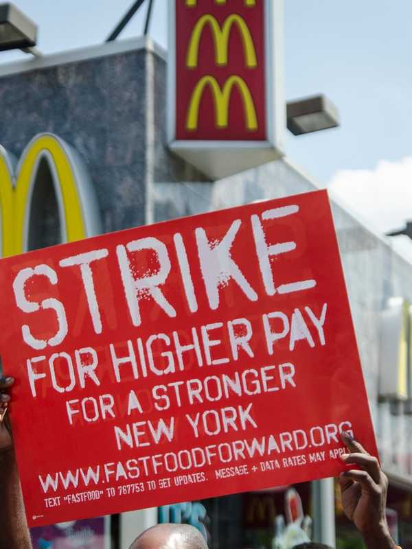 New Yorkers Support Raising Minimum Wage To $15 Per Hour, Poll Finds